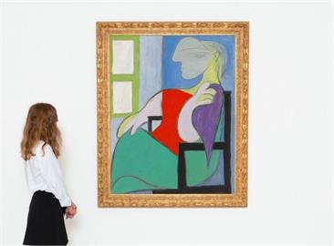 畢卡索「坐在窗前的女人」　新台幣29億元落槌