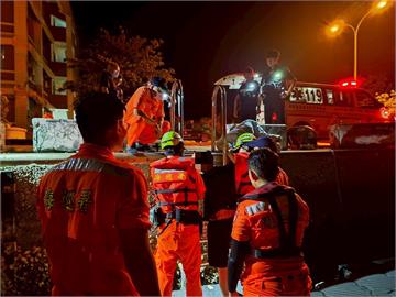 快新聞／台南將軍漁港深夜驚傳人車落海　岸巡隊即刻救援