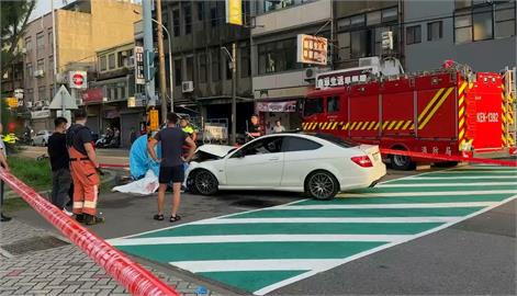 疑毒駕！虎林國中校門前車禍　轎車逆向撞擊釀死傷