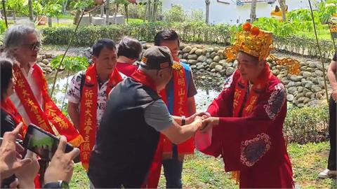 苗栗桐花季開跑　鍾東錦扮土地公發麻糬「黏財」