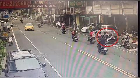 台南媽媽四貼載3童擦撞車禍　小孩滑進貨車車底眾人抬車救