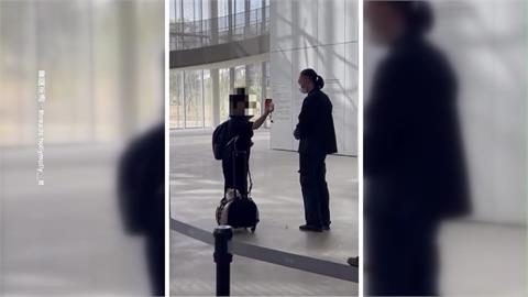 誤解綠美圖攜帶寵物規定被勸離　啪！婦「理智線斷裂」失控咆哮