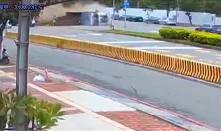 台中向上路長下坡段又出事！　砂石車恐怖肇事...測速門架解體插入轎車