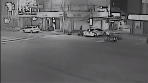 行經路口不減速　機車撞左轉計程車　騎士慘摔　左大腿重創
