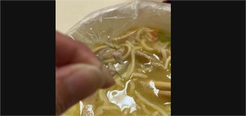 快新聞／危險！汐止知名麵店「肉上插10公分鐵絲」　網嚇傻錄影存證畫面曝