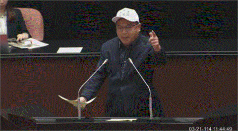 快新聞／「戒嚴是國民黨專利欸」！　王義川酸藍提反戒嚴公投：頭腦有洞喔？