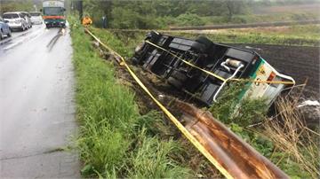 日校車閃對向來車翻覆 35人受傷送醫