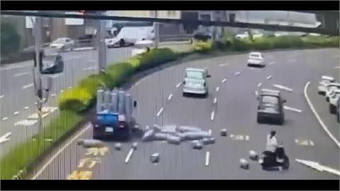 新竹送瓦斯出事！瓦斯桶摔地　滾落地面「狂噴白色氣體」