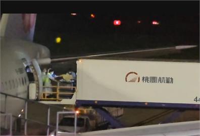 母親搭醫療專機抵台　美軍校台生徐皓明留美陪伴外婆