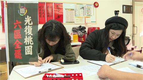過年不打烊！連署罷免站人潮多　八炯直搗「她」的選區發放春聯