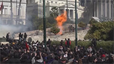 希臘民眾上街追悼鐵路事故　儀式結束引發警民衝突