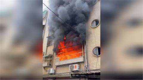 桃園公寓惡火！2樓全面燃燒　女子被救出已無呼吸心跳