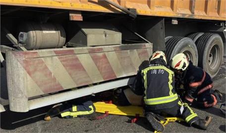 快新聞／疑似視線死角！砂石車轉彎輾碎電動機車　6旬女騎士慘死