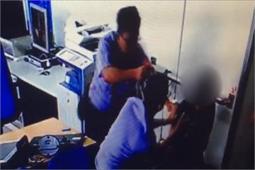 男子自稱遭丟包 「頭槌」玻璃大鬧派出所