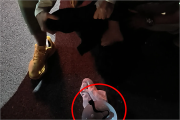 少年戴笑臉面具手持雙刀　民眾憂「張文2.0」與警合作壓制