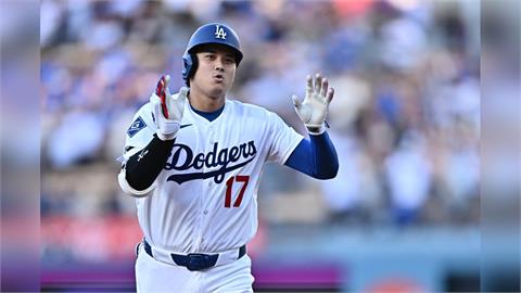 MLB(影)／大谷翔平左膝受傷照樣一棒扛出去！羅伯斯狂讚：嘆為觀止