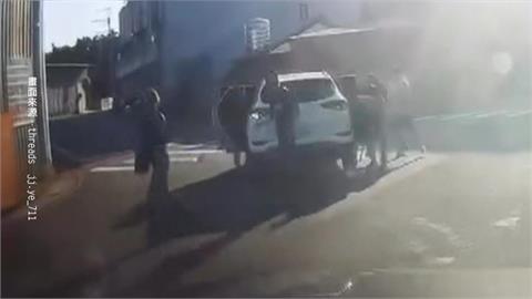 台中傳轎車撞機車! 駕駛肇事後竟「整車人全逃跑」