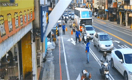 最新／嚇！轎車等紅燈慘遭「柱子」砸　台南工地拆屋驚魂