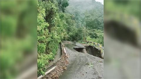 泥流與落石佈滿都達村　災民受困2天　廬山停車場「懸空」