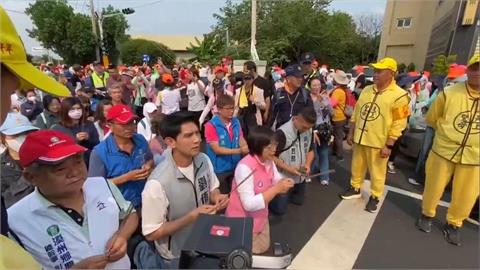 彰化謝家姊弟僵局! 前立委鄭汝芬驚人一跪拜媽祖