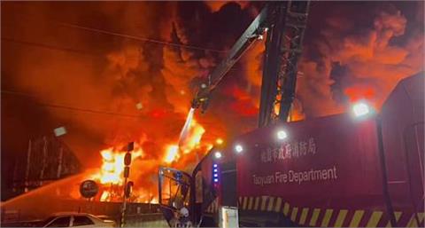 快新聞／桃園楊梅鐵皮工廠大火「烈火狂燒」　警消出動「美洲豹」灌救