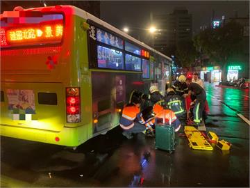 快新聞／北市公車壓住行人雙腳  警消協助脫困急送醫救治