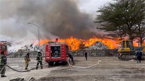 火紅烈焰駭人！台東掩埋場大火延燒　社區居民被臭醒：以為家裡失火