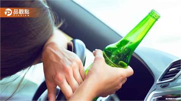 女駕駛開瑪莎拉蒂醉酒狂飆！撞毀分隔島翻車