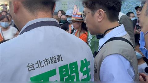 快新聞／洋流真暖！阿嬤排隊突身體不適倒地　沈伯洋「秒中斷聯訪」趨前關心