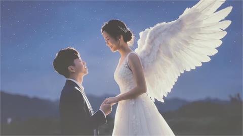 女警告別式！肇事女大生下跪　親友"轉身背對"不領情