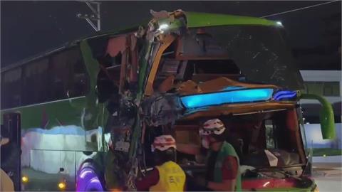蘆竹遊覽車撞大貨車！　19名女移工受傷、2騎士遭波及