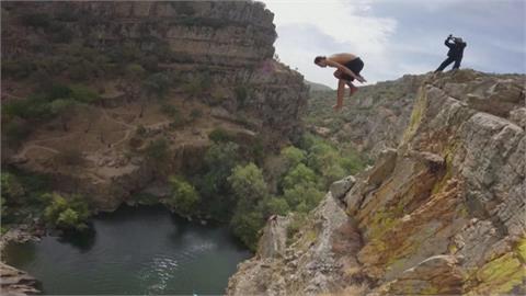 「死亡跳水」世界新高！　法國22歲男挑戰44.3公尺高懸崖成功