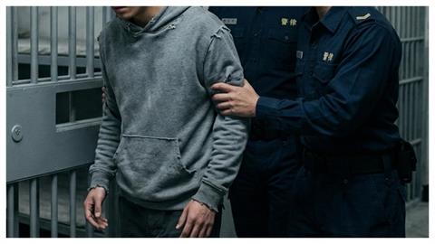 15歲少年受雇買凶滅口！竟街頭「亂槍殺錯人」害死26歲女…法官重判100年