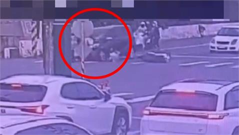 穿拖鞋開車！高雄駕駛「拖鞋卡油門」　暴衝連撞4機車　3男1女受傷送醫