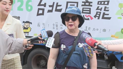 快新聞／批徐巧芯比中指、咬人　挺罷民眾台語大罵：卸世卸眾！
