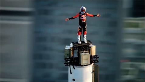 英摩托車手上演杜拜飆車秀 站上世界最頂端