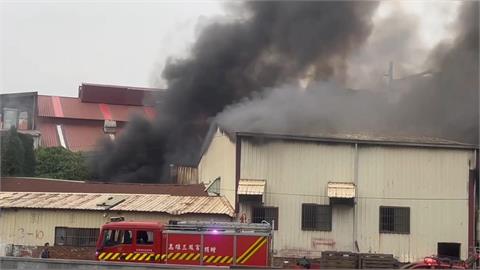最新／高雄鐵皮工廠火警！濃煙竄燒畫面曝　傷亡最新情況出爐