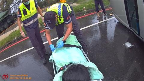 疑天雨視線不良打滑自撞路樹　婦人受困車內手部骨折
