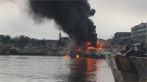 東港多艘漁船火燒船黑煙竄天　幸無人傷亡