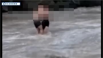 烏來山區溪水暴漲 2男驚險困河道