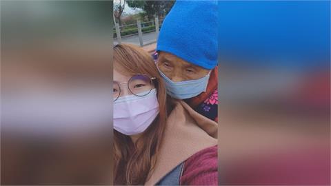 9旬阿嬤罹患三期泌尿道癌　孝順孫女背嬤復健勇抗癌