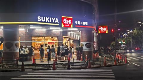 高雄「第一間」連鎖日料店凌晨兩點還在排！北部人驚：以為沒人要吃