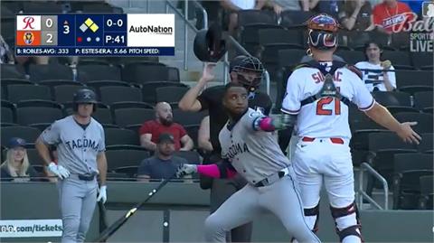 MiLB(影)／為何又K我！羅布雷斯第4次觸身球怒甩球棒衝向投手遭逐出場