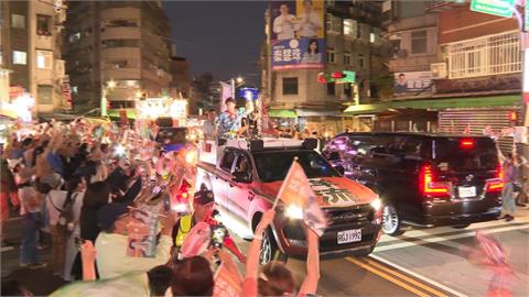 人生起點！沈伯洋大洋流車掃五分埔出發　人潮擠爆松信區