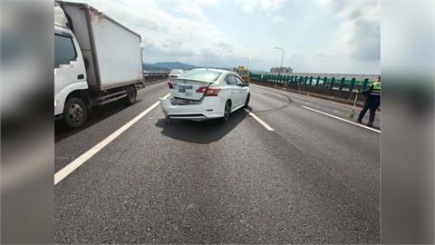 快新聞/國3驚魂追撞!三車連環撞上演「逆向停車」