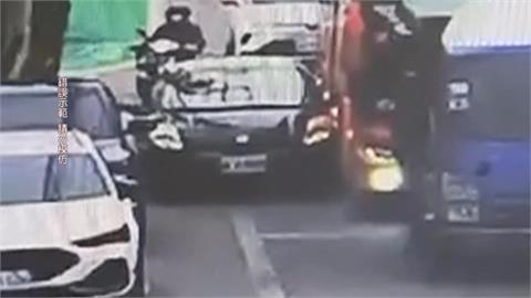 黑色小客車擦撞校車　被卡住還加入撞開逃逸