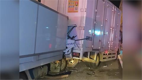 國1五股段連環追撞 休旅車被前後2輛大貨車包夾