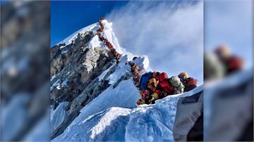聖母峰攻頂者排長龍 登山客高山症死亡