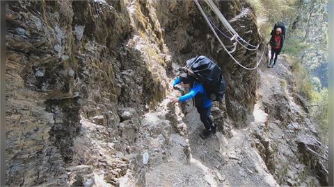 獨／「雲霧揹行者」堪稱山林超人　揹裝備、煮三餐、投入山難救援
