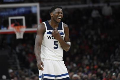 NBA(影)/完美時間差!愛德華1挑2秀「蟻人步」 唐西奇演「嘲諷級」投籃